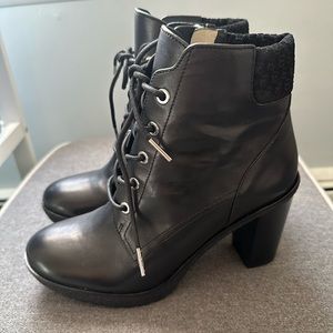 AUTHENTIC MICHAEL KORS KIM LACE UP BOOTIE SIZE 9